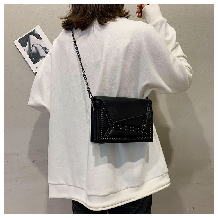 Cross-body rivet bag for lady